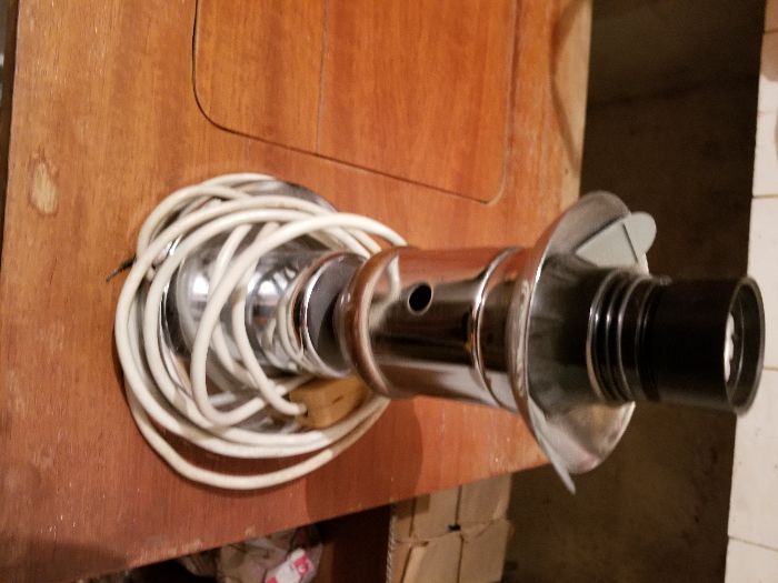 Продавам стенна лампа и настолна лампа