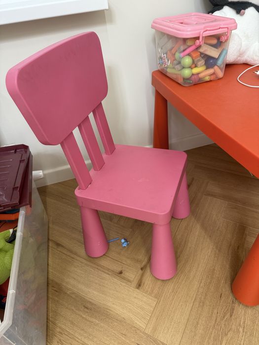 Продается стол со стульями IKEA для детей