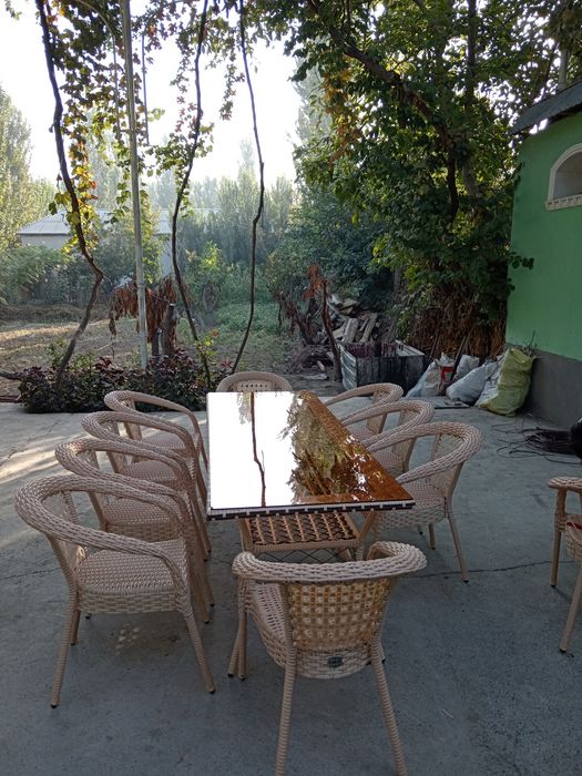 Ratan to'qima stol va kachelalar