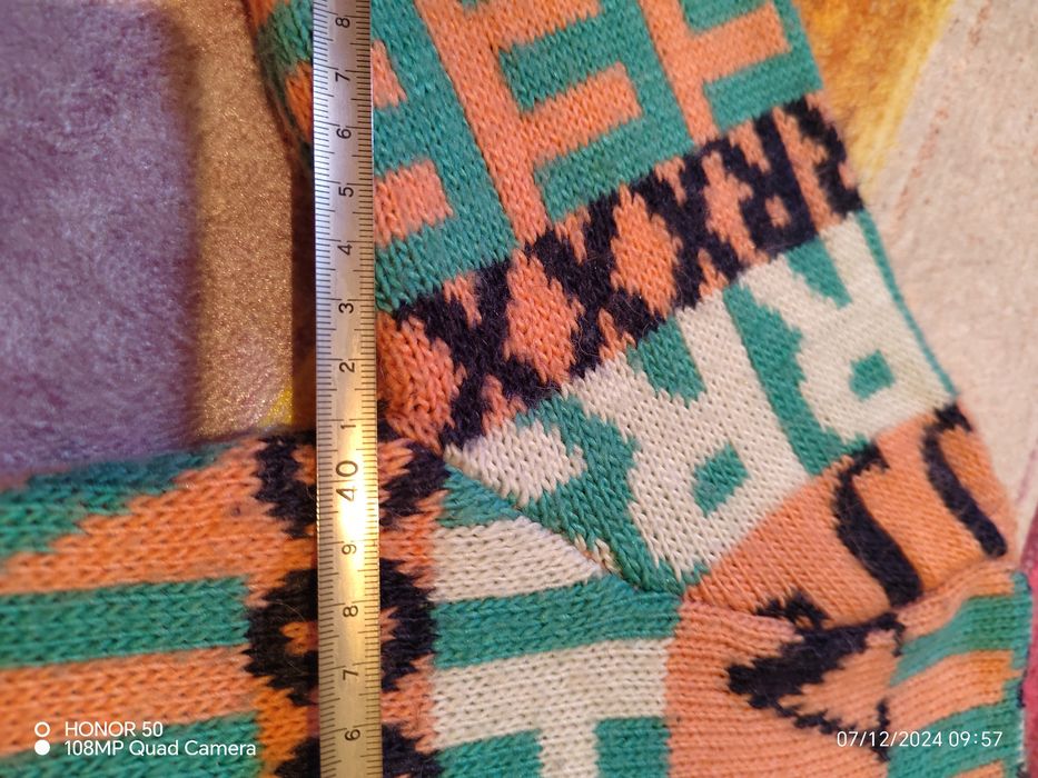 Дънки и пуловер.