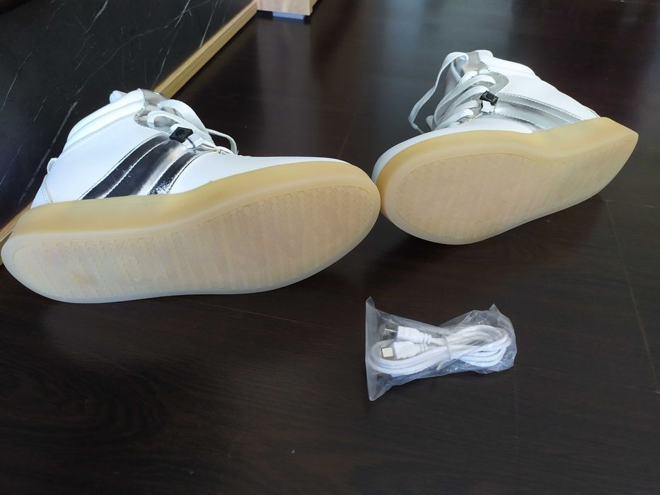 Светещи маратонки номер 37.