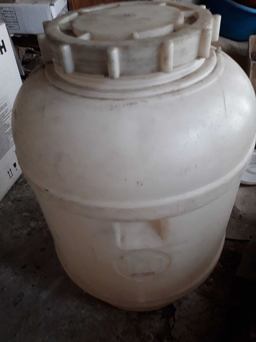 Бидон за вода и зеле