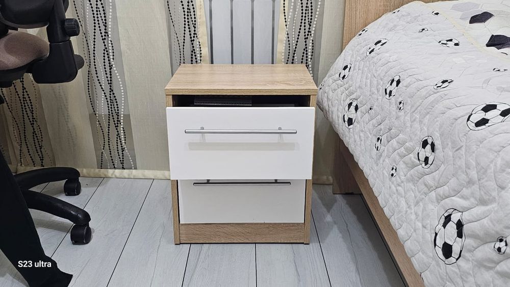 Мебель разная в хорошем и люстра