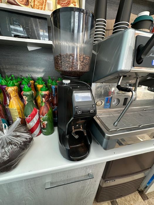 Кофе машины и кофе молока Simonelli