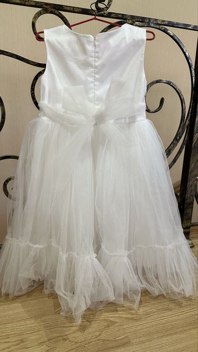 Платье нарядное, на 7-8 лет.