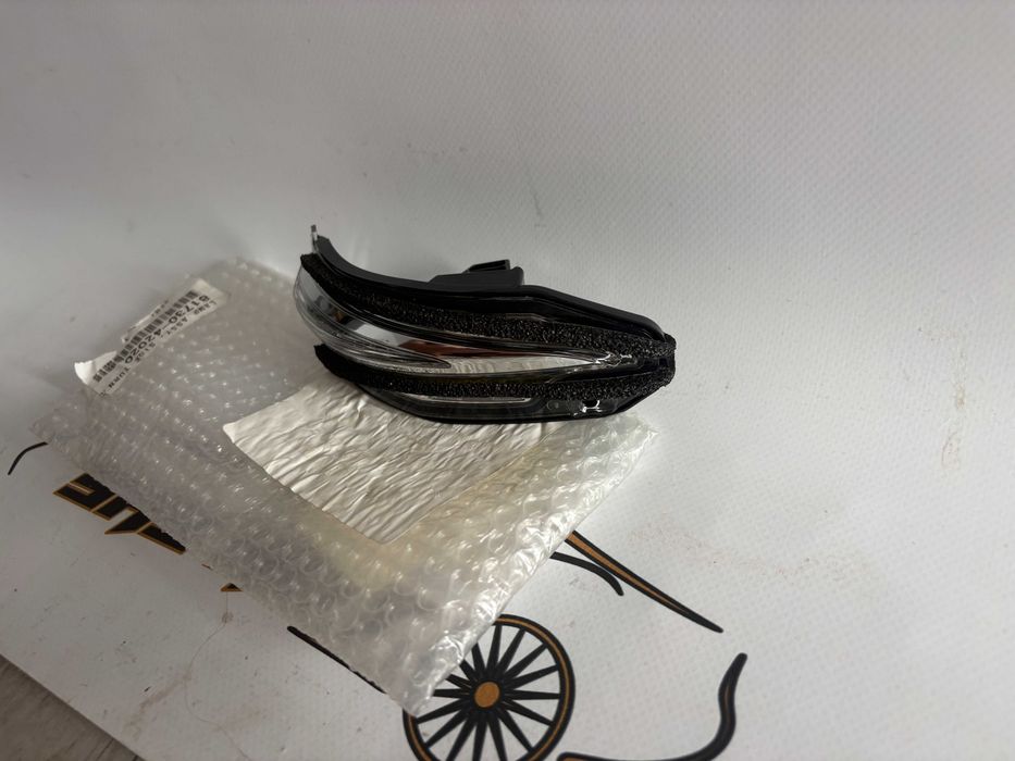 Semnal oglinda dreapta Toyota Rav4 dupa 2012 original cod 81730-42020 NOU