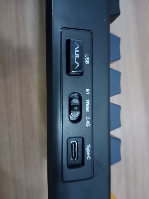 Продам клавиатуру aula F75