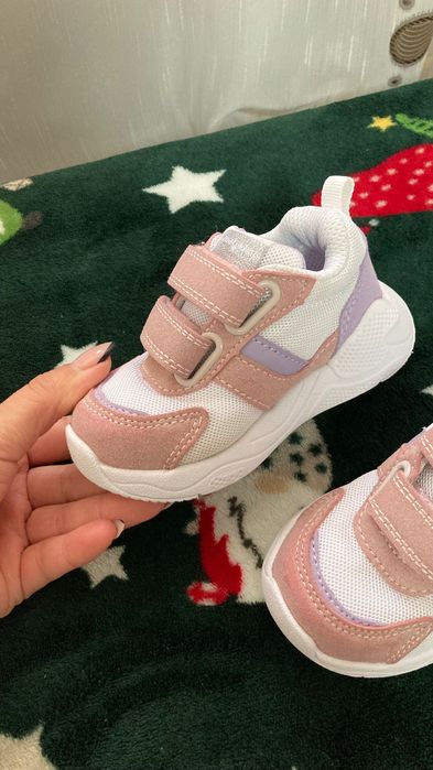 Лот бебешки обувки.