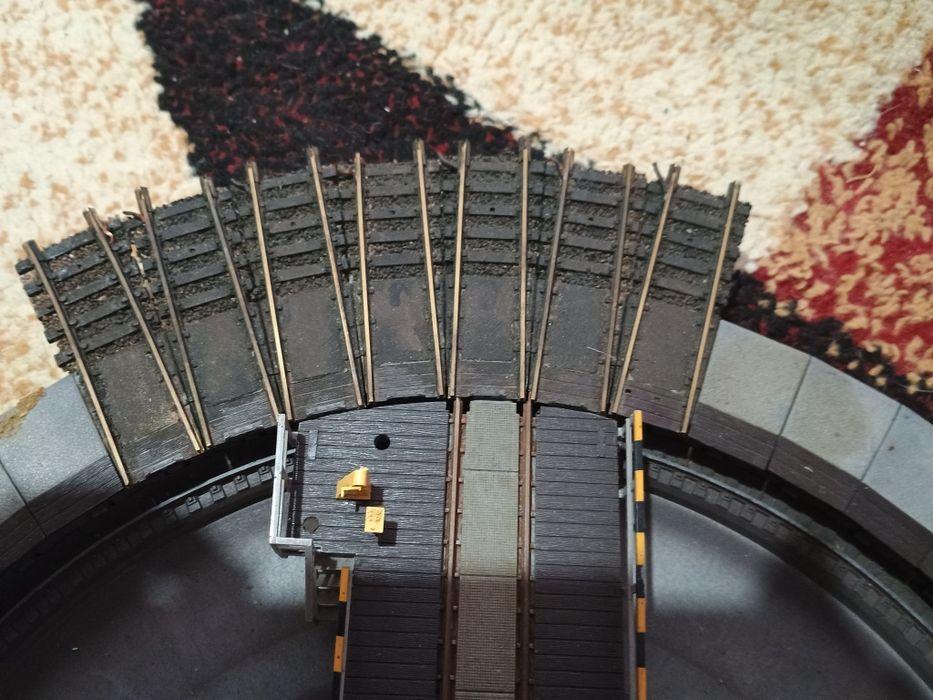 Placă turnată motorizată Fleischmann, remiză machetă trenuleț electric locomotive vagoane șine HO