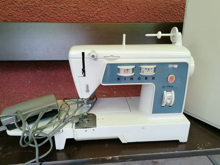 Masina de cusut electric Singer 764
