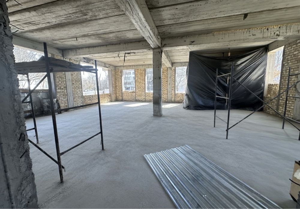 6 ta dom o'rtasida 3 etajlik Bino 800 m2 Oktayabr bozor orqasida