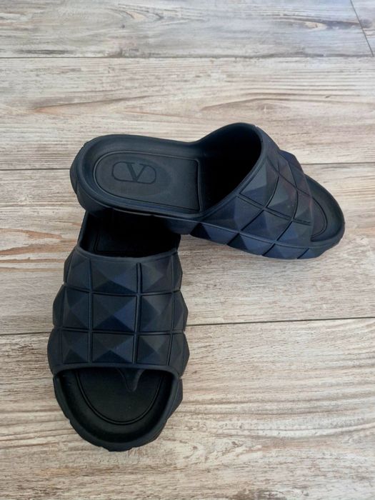 Papuci Valentino Garavani 
Material: gumari lejeri și moale
Măsuri: 
3