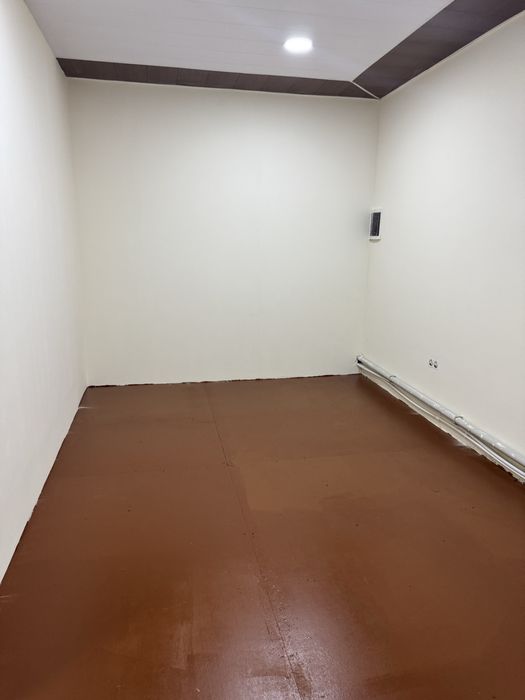 Нурафшон шахар марказида алохида турган бино