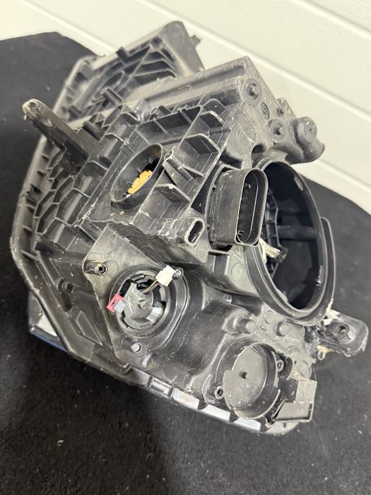 Far dreapta cu xenon Skoda Yeti 2013 - 2017 cu prinderi rupte