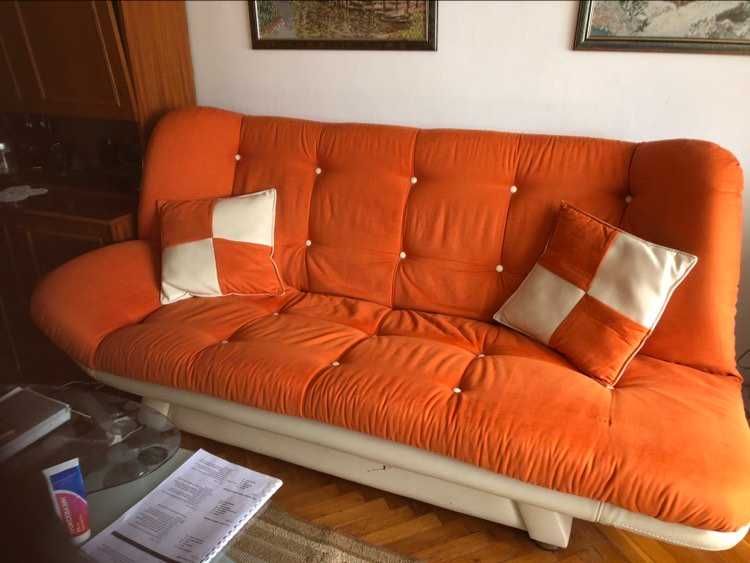 Холна гарнитура бяла кожа и дамаска.