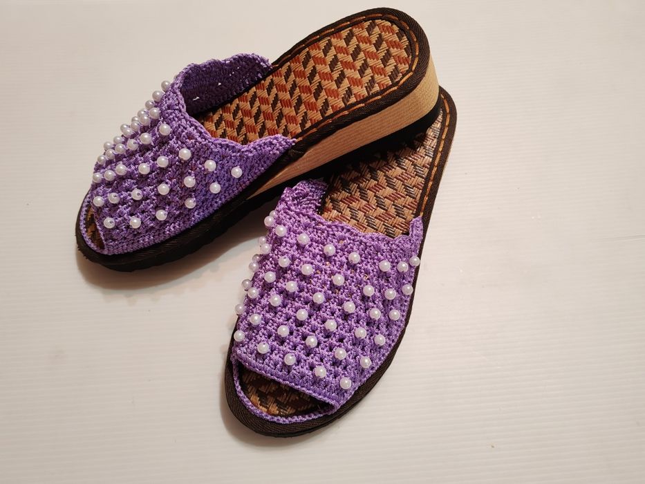 Қолдан тоқылған аяқ киімдер