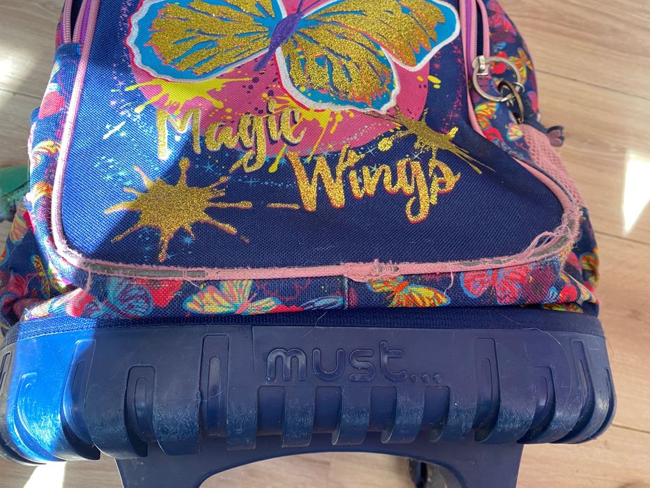 Ученическа раница на колелца за момиче