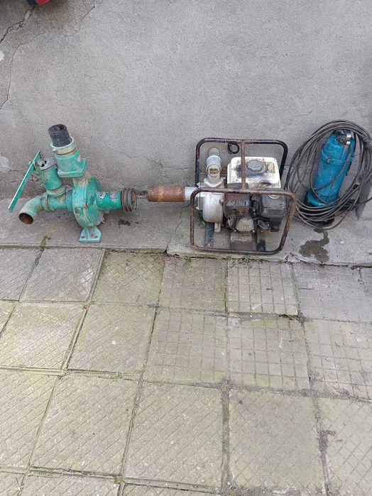 Сондажна машина за вода с камионче към нея