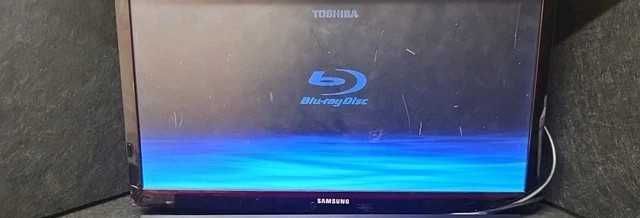 Блу Рей диск плеър с дистанционно управление-TOSHIBA  перфектен