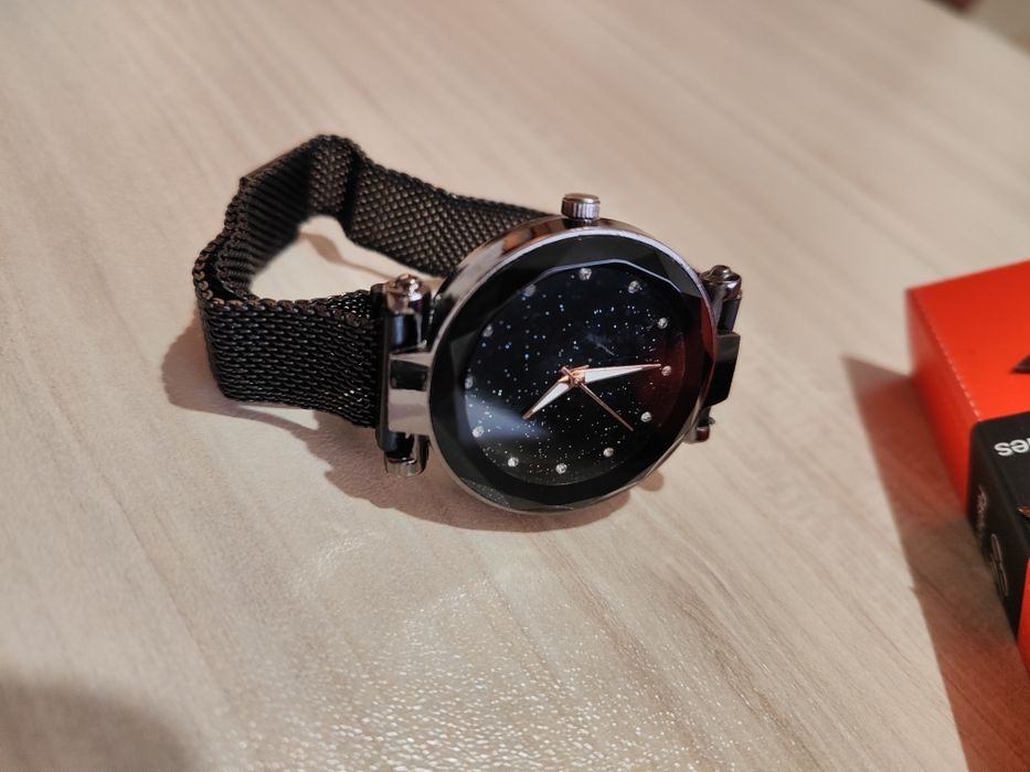 Черен дамски часовник