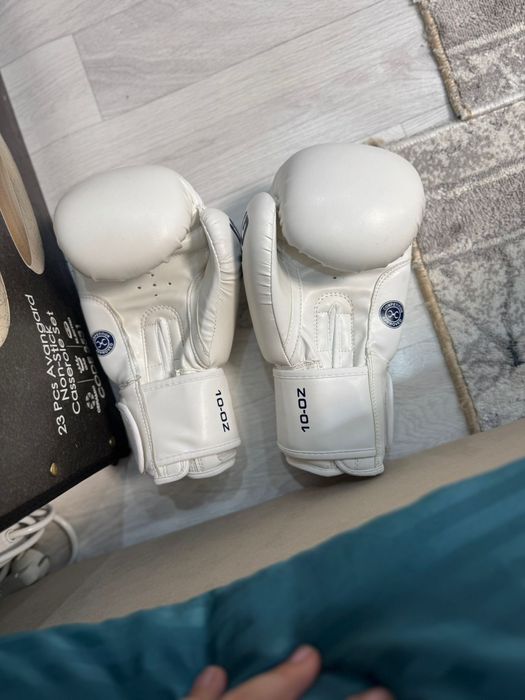 Перчатка World Boxing