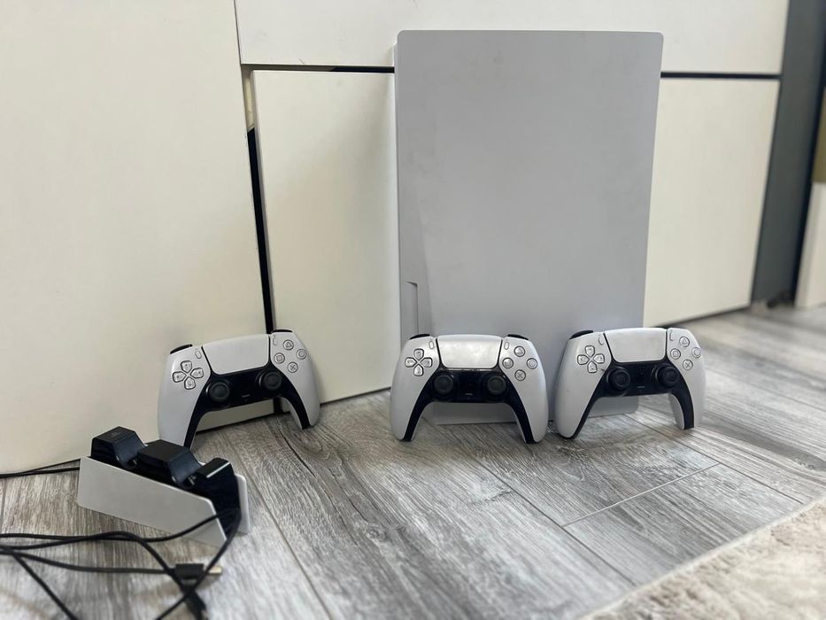 Ps5 с двумя джостиками почти новый