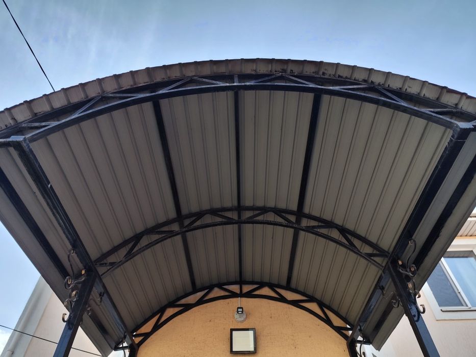 Козырек над дверью металлически