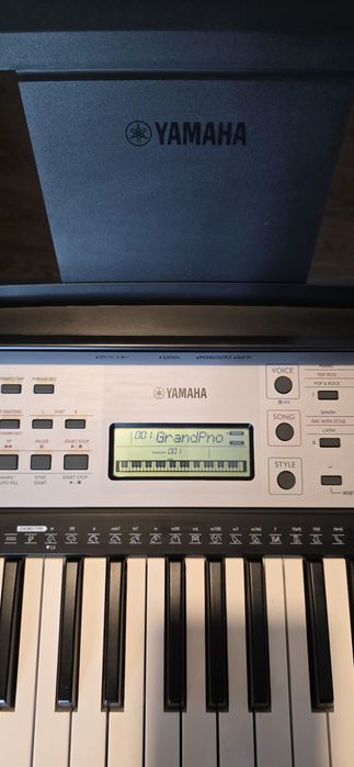 Vând orga Yamaha  YPT 270