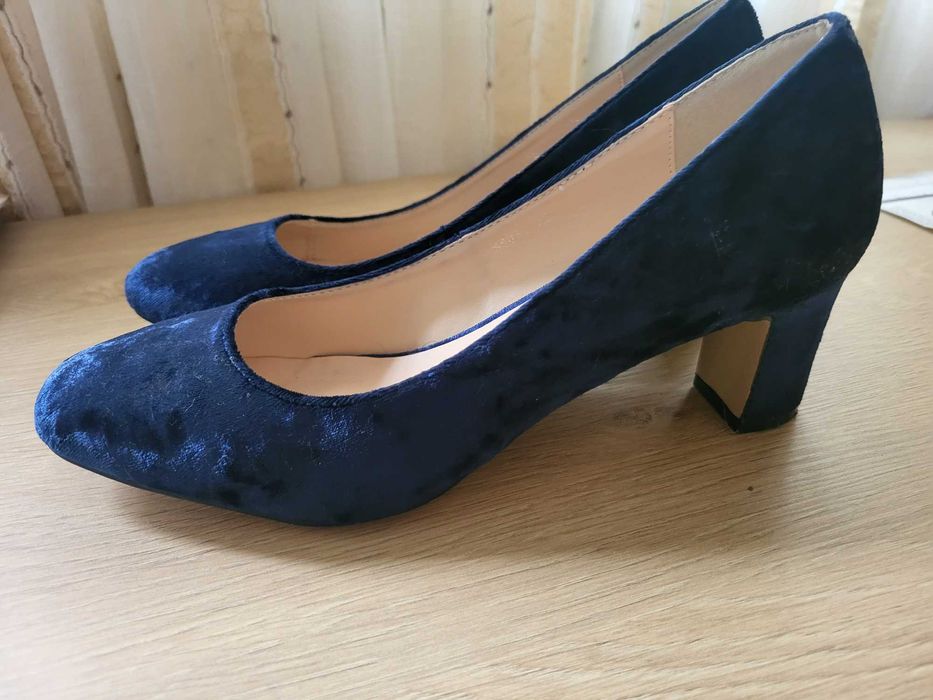 Продавам  велурени обувки