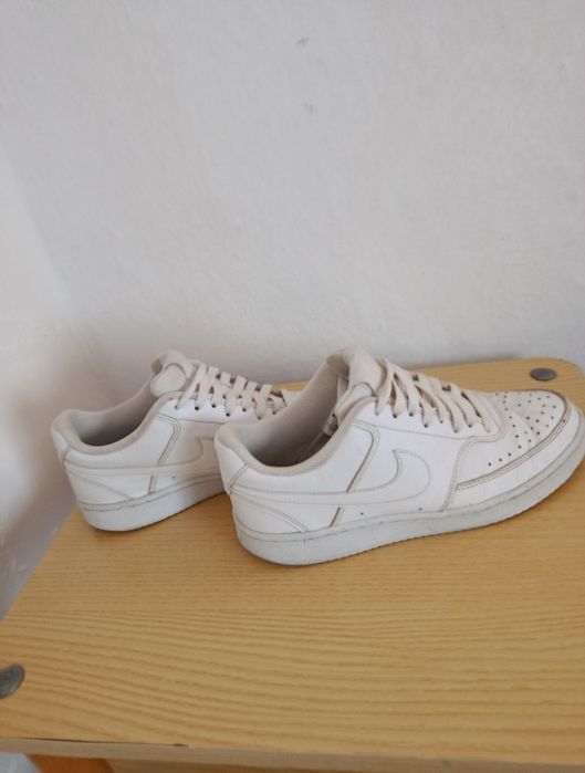 Adidași Nike albi