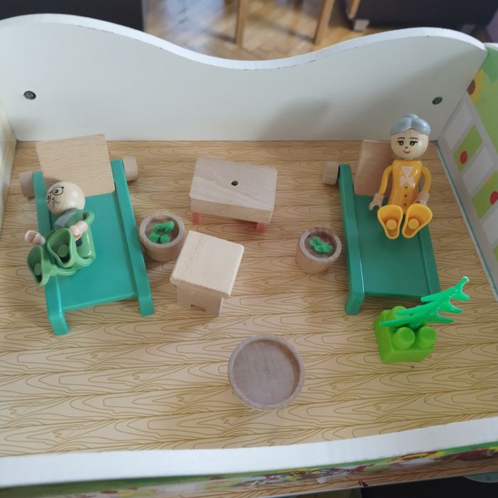 Къща за кукли с обзавеждане и семейство кукли