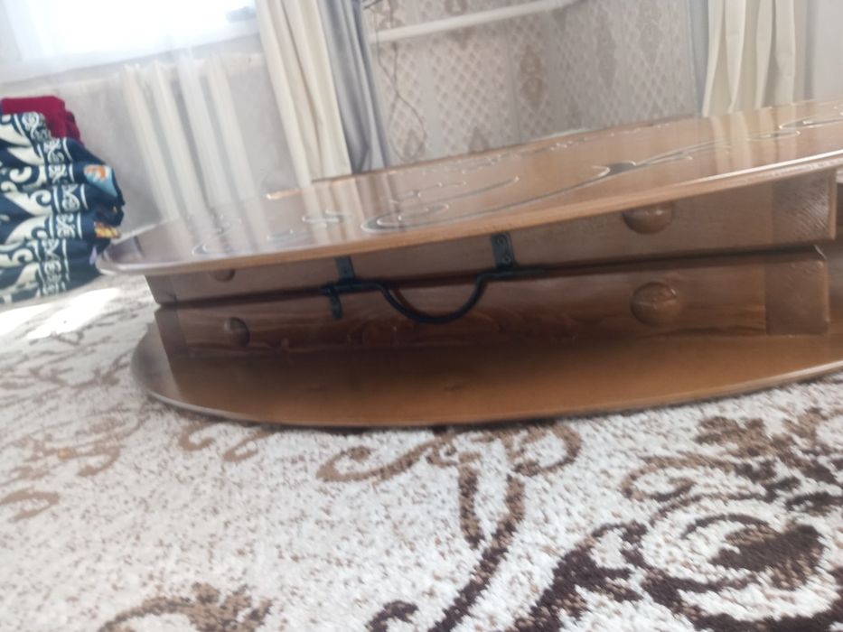 Продам два круглых стола