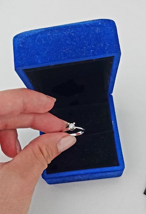 Vând inel de aur alb cu diamant