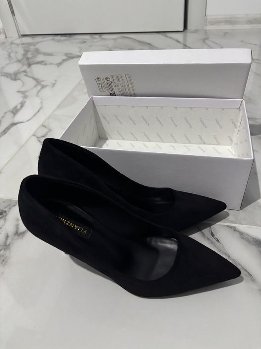 Чисто нови дамски велурени обувки.Номер 37…