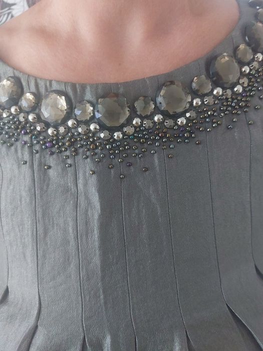 Дамска рокля,отговаря на размер м,много интересна,нашити камъни,от  me