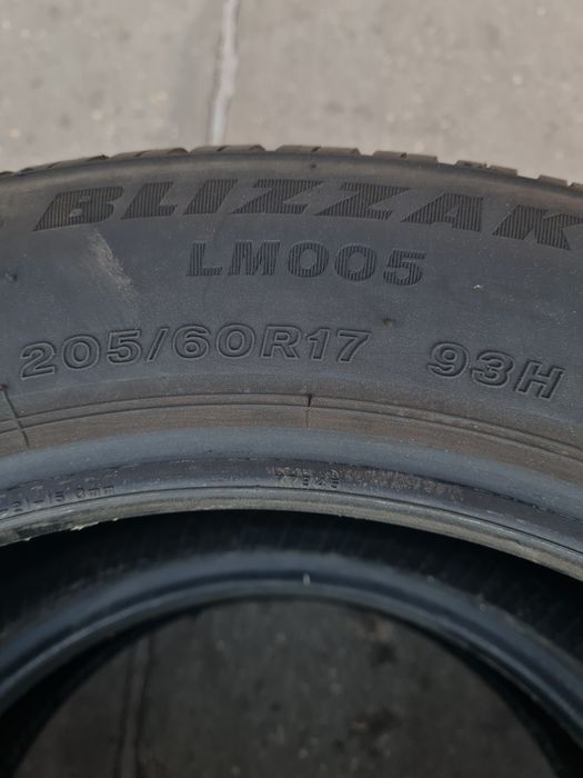 Зимни гуми 2 броя BRIDGESTONE Blizzak LM0005 205 60 R17 дот 3620