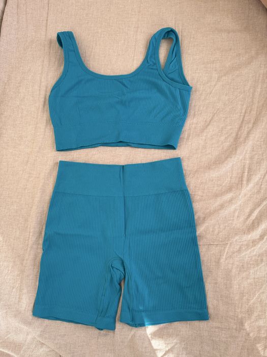 Велосипедуи и топ ( шорты спортивные )