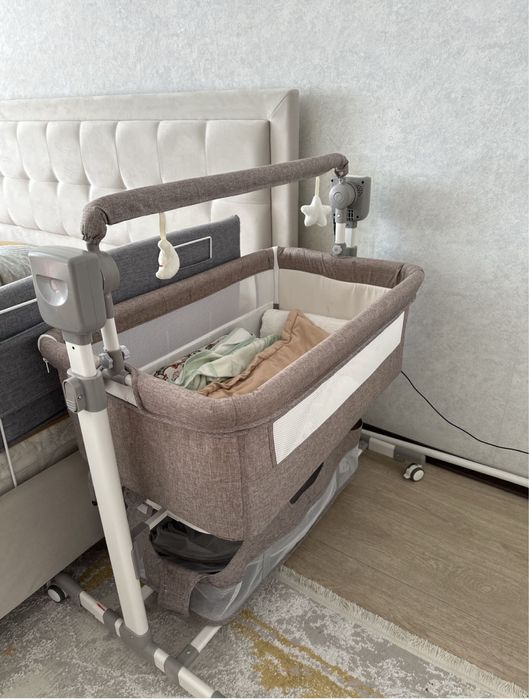 Детская кровать, шезлонг, столик, манеж