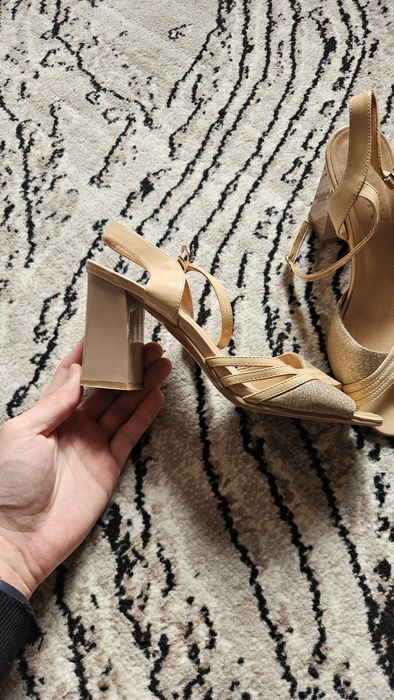 Hayal-qizlar ayaq kiyimi, makasi kiyilmegen, tanketka paydalanilgan