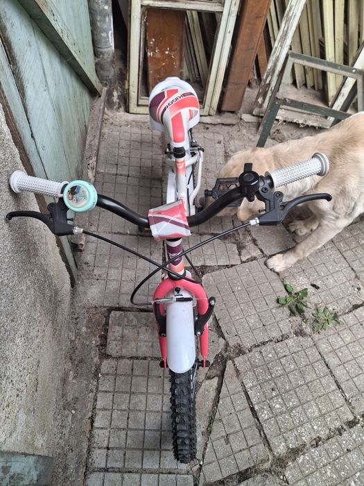 Детско колело с помощни гуми.