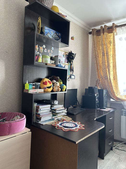 Отдам компьютерный стол бесплатно.