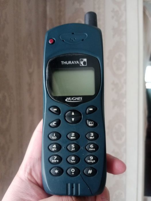 Спутниковый телефон Thuraya Hughes 7100. Для коллекции.