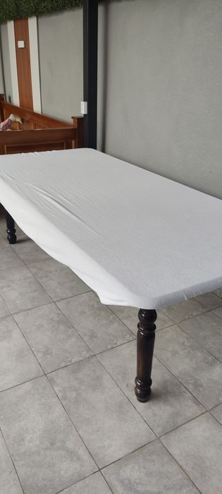 Мехмонхона учун стол сотилади, 10-12 кишилик, холати яхши стулари йук!