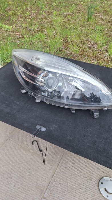 Far dreapta renault scenic.