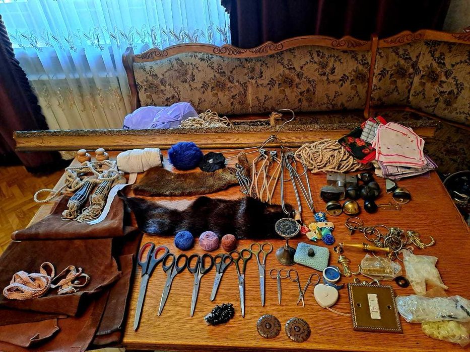 Швейная машинка в деревянном корпусе