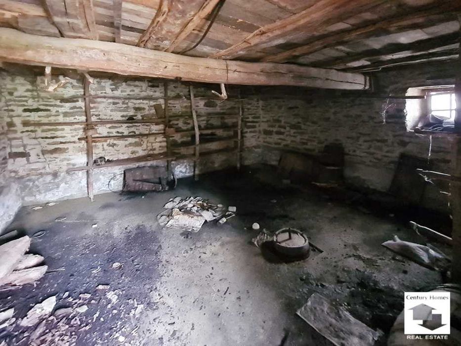 170283 Къща с просторен двор и стопански постройки в с. Косарка