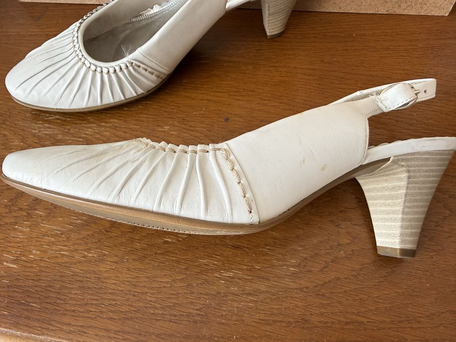 Женские белые туфли