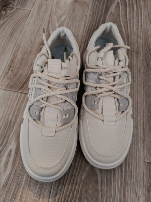 Продам кроссовки новые