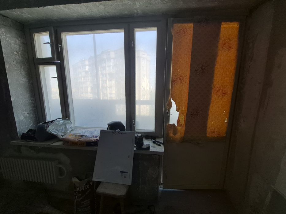 Срочно отдам даром дверь с окнами