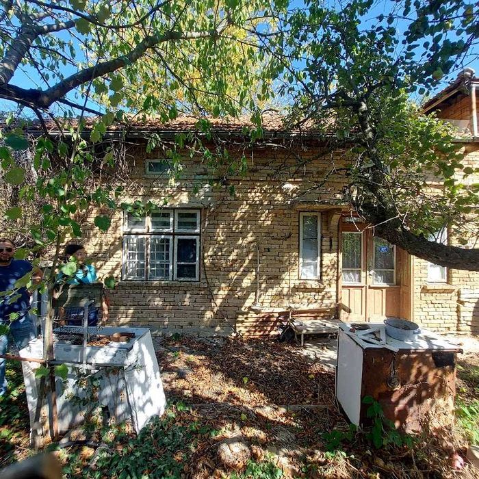 Къща с 1,5 дка в с. Макариополско на входа на Магистралата за Варна